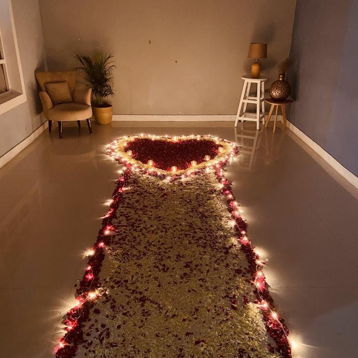 How to decorate a room with rose petals