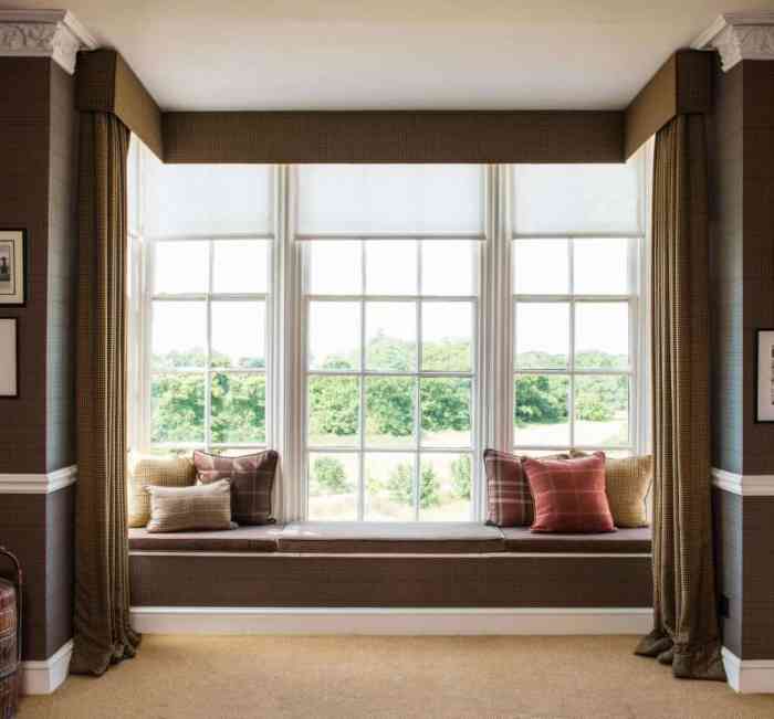 How to decorate a bay window with curtains